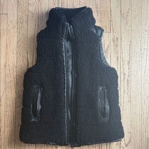 NWOT Tuckernuck Black Leather and Shearling Reversible Beckham Vest Size Xs